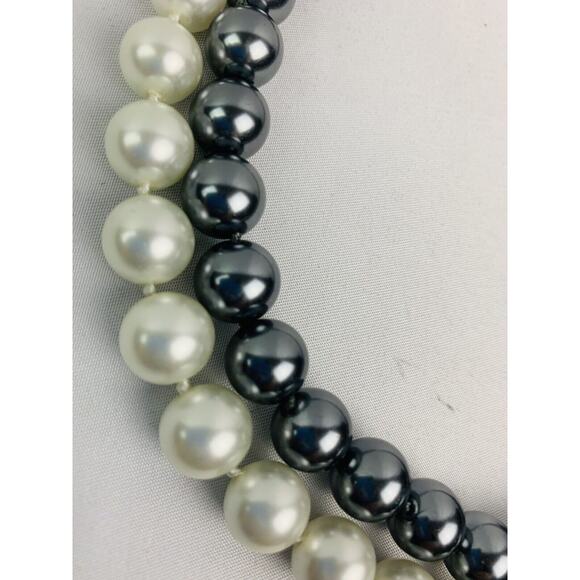 Vintage Dual Strand White and Pewter Chunky Necklace Decorative Clasp 17" - Picture 6 of 9